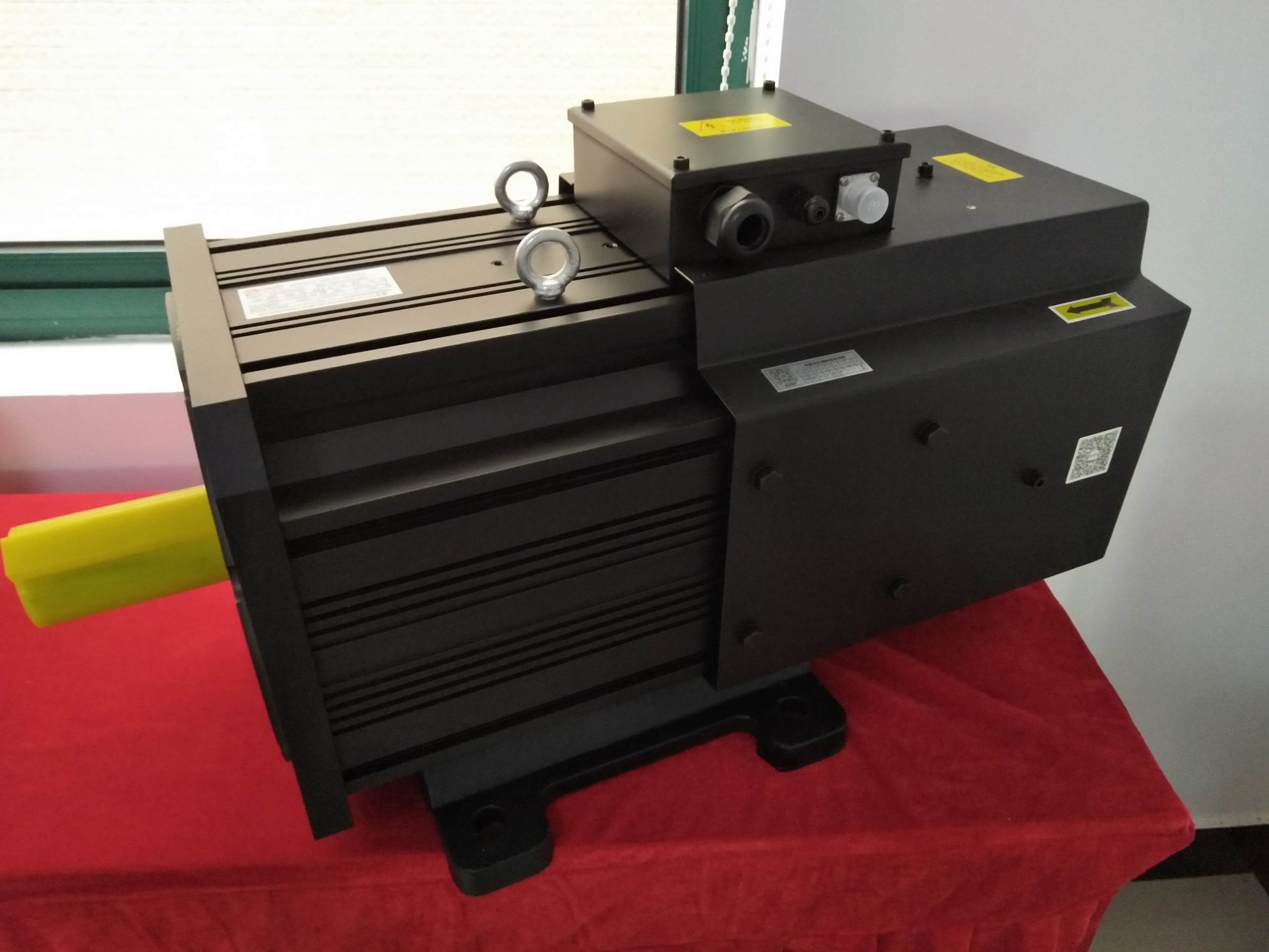 为啥比亚迪用永磁同步电机，特斯拉和宝马却喜欢交流异步电机？